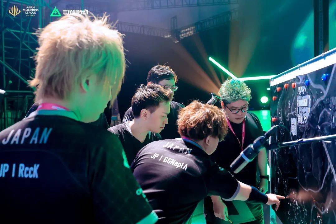 为他当前的 为他当前的